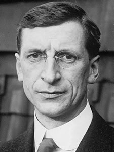 Retrato Éamon de Valera- Por National Photo Company Collection - Library of CongressCatalog: http://lccn.loc.gov/2016822004Image download: http://cdn.loc.gov/service/pnp/npcc/20500/20515v.jpgOriginal url: https://www.loc.gov/pictures/item/2016822004/, Domínio público, https://commons.wikimedia.org/w/index.php?curid=132662386