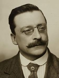 Retrato Arthur Griffith- Por Este ficheiro foi inicialmente carregado por Laurencedunne em Wikipédia em inglês - Transferido de en.wikipedia para a wiki Commons., Domínio público, https://commons.wikimedia.org/w/index.php?curid=19001022